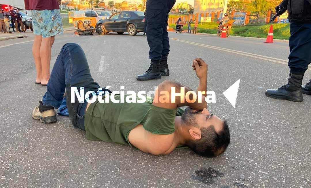 Soldador sofre fratura grave na perna após colidir moto contra carro em Rio Branco