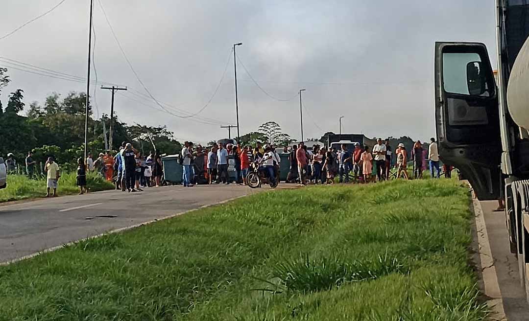Exigindo recuperação de ramal, moradores do Adalto Frota fecham Estrada do Aeroporto