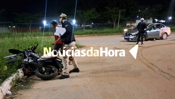 Colisão entre carro e moto na Avenida Amadeu Barbosa, em Rio Branco, deixa uma pessoa ferida