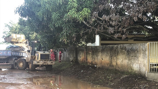 Após denúncia de Jarude veiculada no Notícias da Hora, prefeitura recolhe lixo dos arredores de escola