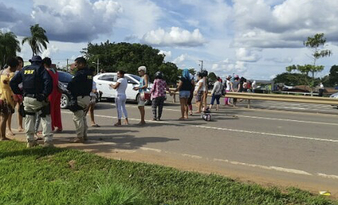 Mulheres de presos fecham BR-364 nas proximidades da rotatória da Ufac