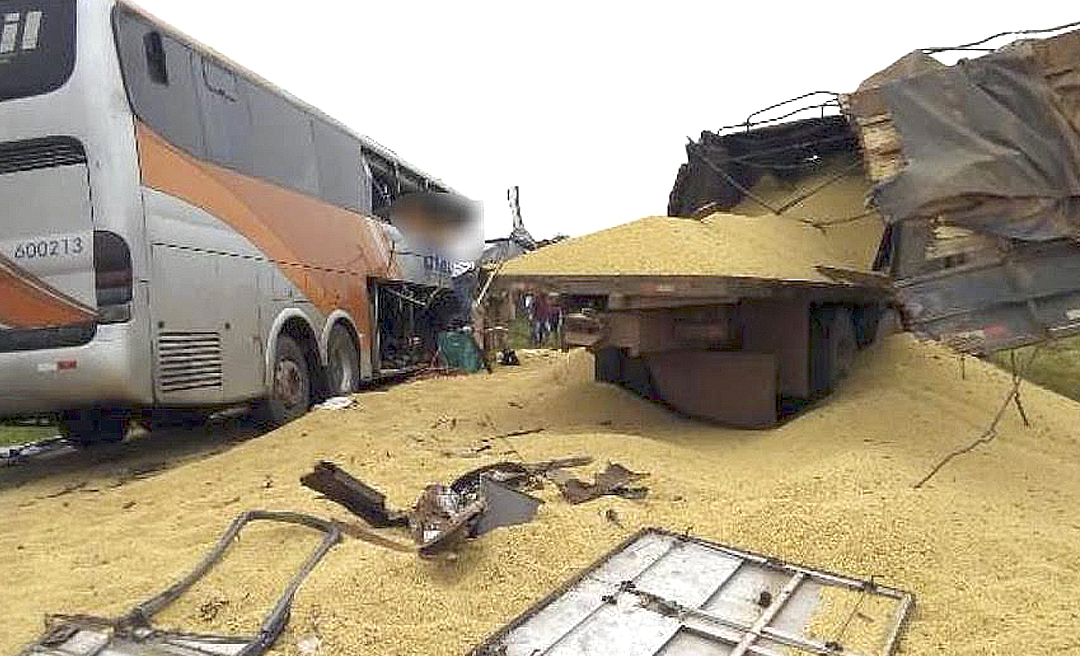 Ônibus que saiu de Porto Velho com destino a Goiânia colide com carreta na BR-364 e deixa três mortos e quatro feridos