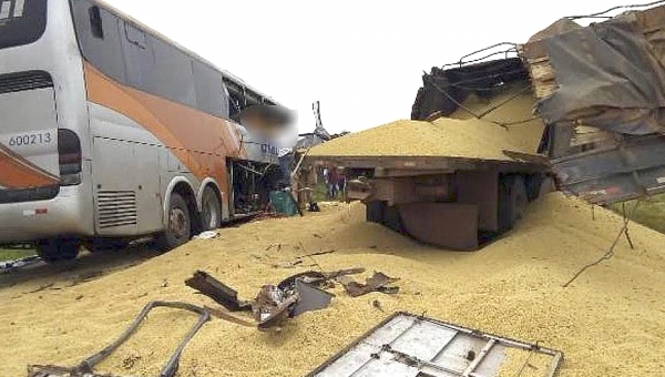 Ônibus que saiu de Porto Velho com destino a Goiânia colide com carreta na BR-364 e deixa três mortos e quatro feridos