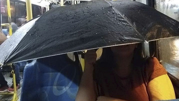 Passageira usa guarda-chuva em ônibus com goteiras durante a chuva em Rio Branco e ativista cobra prefeitura 