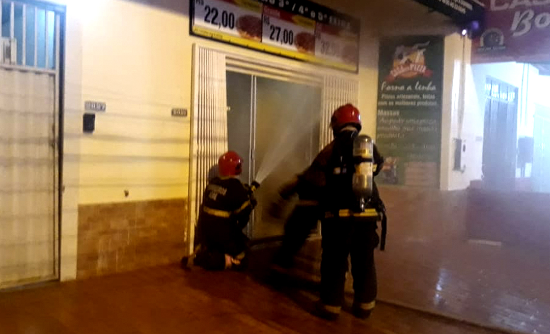 Bombeiros apagam incêndio em pizzaria na avenida Antônio da Rocha Viana