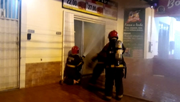 Bombeiros apagam incêndio em pizzaria na avenida Antônio da Rocha Viana