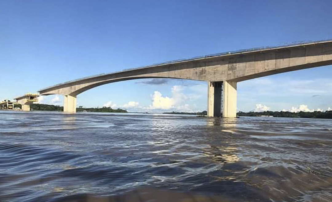 Gladson publica fotos da construção da ponte do rio Madeira e diz: "Integração definitiva"