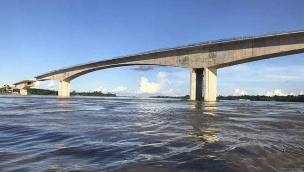 Gladson publica fotos da construção da ponte do rio Madeira e diz: "Integração definitiva"