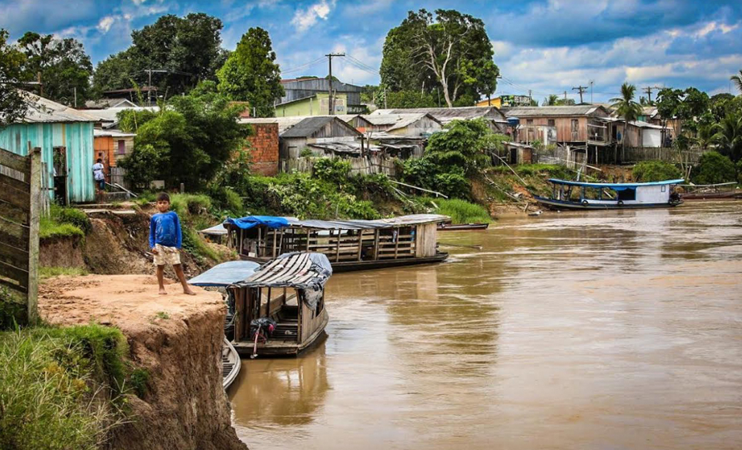 'Terra caída’ destrói casas e comércios às margens do rio Envira, em Feijó