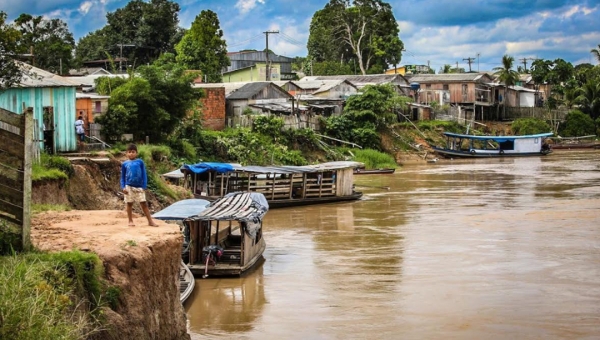 'Terra caída’ destrói casas e comércios às margens do rio Envira, em Feijó