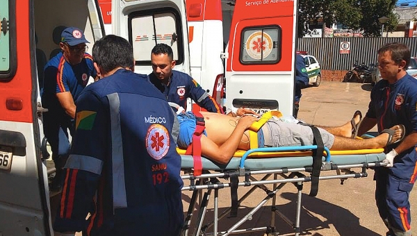 Jovem é confundido com membro de facção e é baleado nas costas no João Eduardo