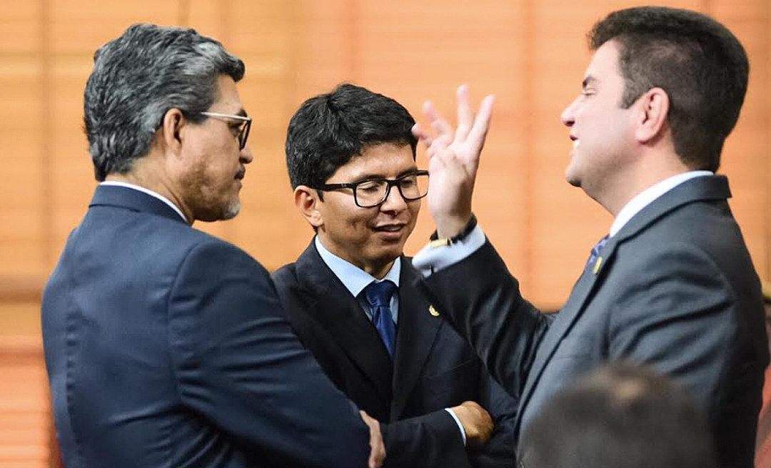 Gladson Cameli quebra protocolo e chega de surpresa para conversa com deputados