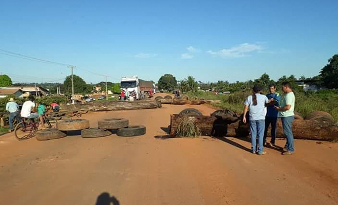 Manifestantes fecham BR-364 no distrito de Extrema em Porto Velho