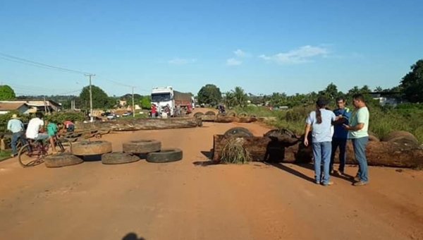 Manifestantes fecham BR-364 no distrito de Extrema em Porto Velho