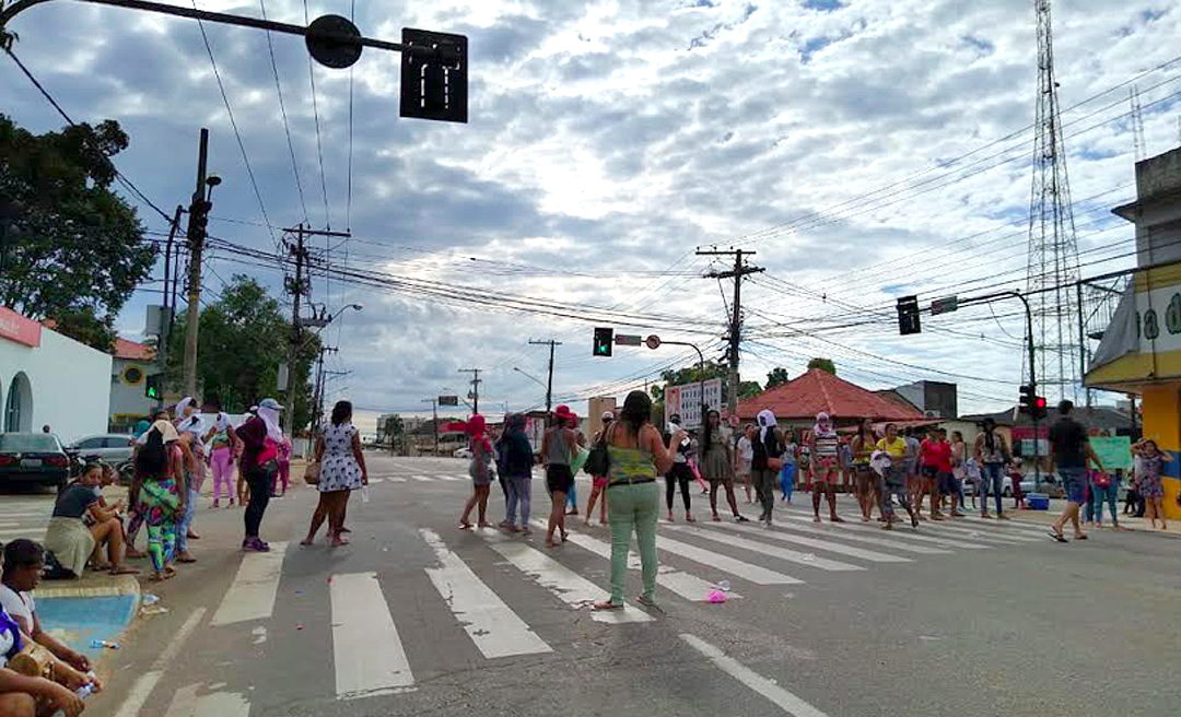 Centro de Rio Branco foi interditado por mulheres de presidiários