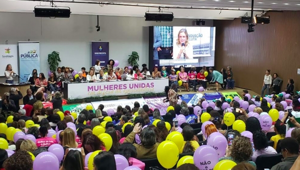 Perpétua Almeida participa de ato em defesa da aposentadoria das mulheres