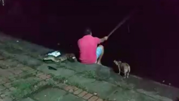 Professor aparece outra vez pescando ao lado de jacaré no Pinicão do Universitário