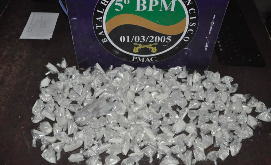 Denúncia leva polícia até boca de fumo e apreende 190 trouxinhas de cocaína e prende dupla