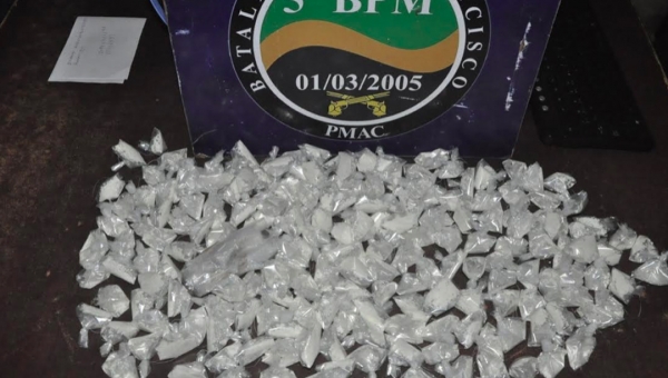 Denúncia leva polícia até boca de fumo e apreende 190 trouxinhas de cocaína e prende dupla