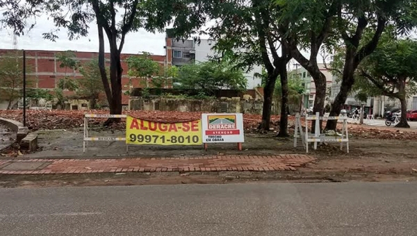 Placa indicando aluguel do terreno da antiga sede da PF no Acre é fake 