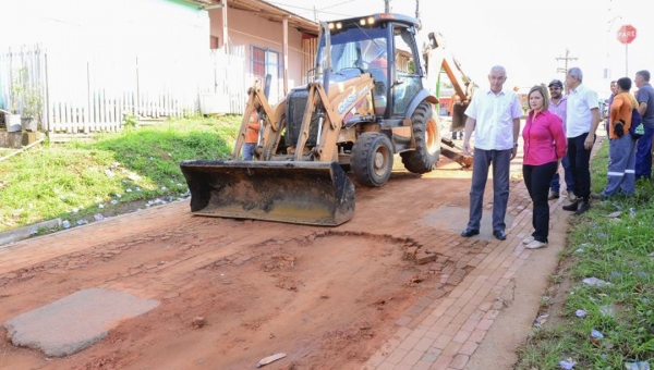 Liderados por Socorro Neri, prefeitos de todo o Acre vão a Cruzeiro do Sul conhecer sistema moderno de tapa-buracos