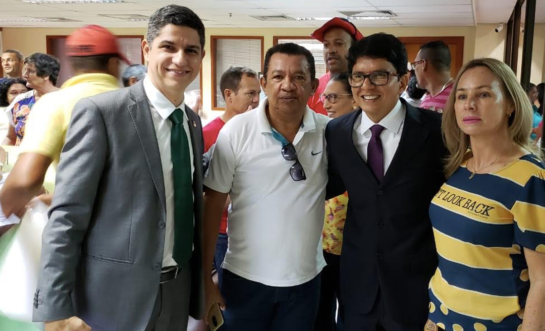 A gritos de "queremos CPI" manifestantes agradecem Jenilson e Calegário pelo empenho em manter o pedido de CPI