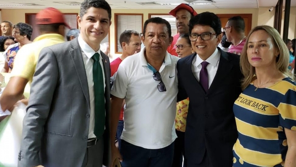 A gritos de "queremos CPI" manifestantes agradecem Jenilson e Calegário pelo empenho em manter o pedido de CPI