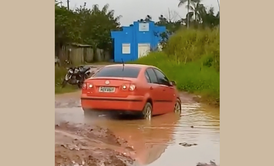 Sem condições de trafegabilidade, carro atola na travessa Buriti, em Rio Branco