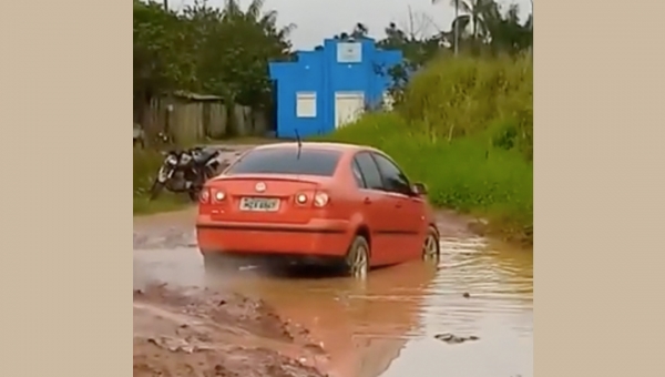 Sem condições de trafegabilidade, carro atola na travessa Buriti, em Rio Branco