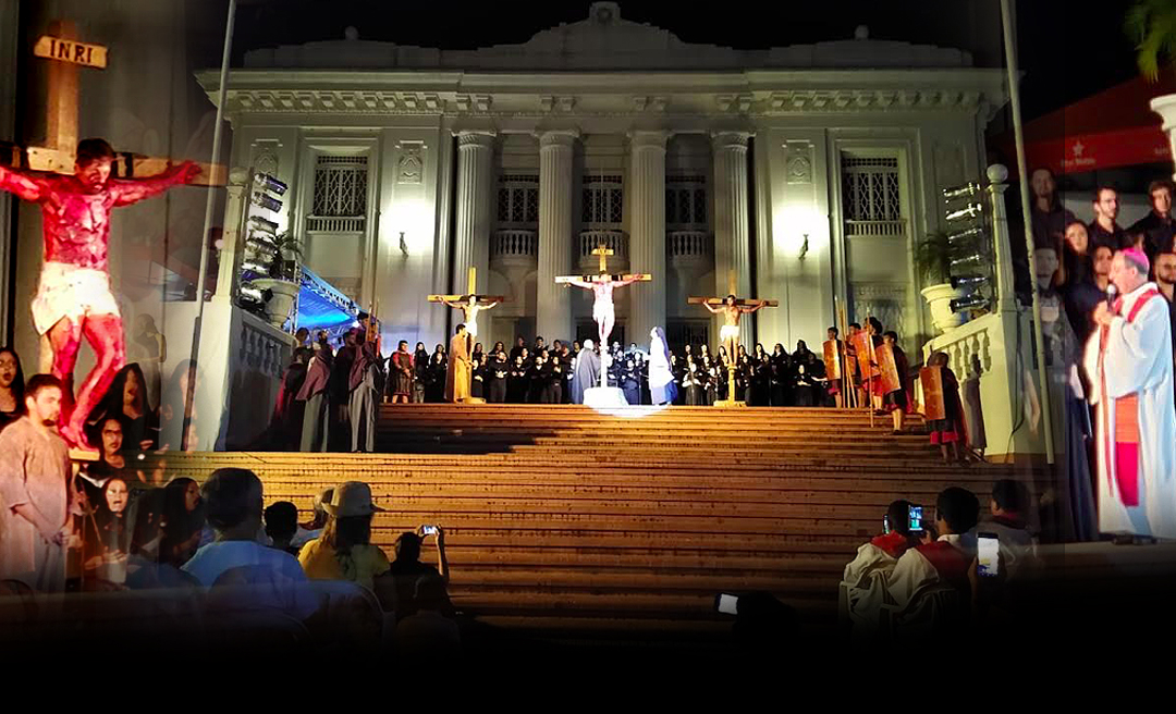 Sexta-feira Santa é encerrada com a encenação da Paixão de Cristo na frente do Palácio Rio Branco