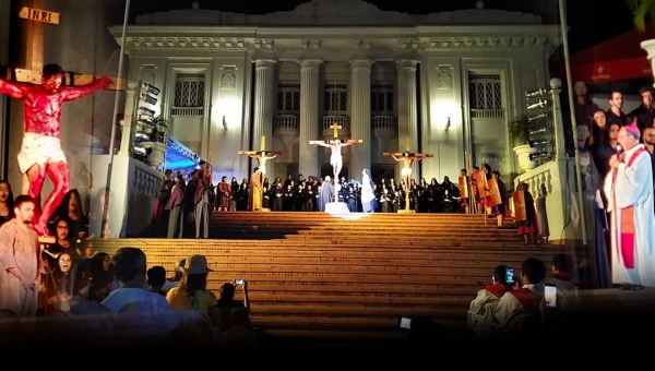 Sexta-feira Santa é encerrada com a encenação da Paixão de Cristo na frente do Palácio Rio Branco