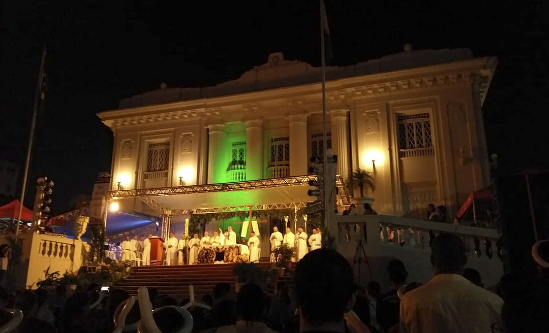 Alvorecer da Ressurreição reúne fiéis na frente do Palácio Rio Branco e marca abertura da Páscoa