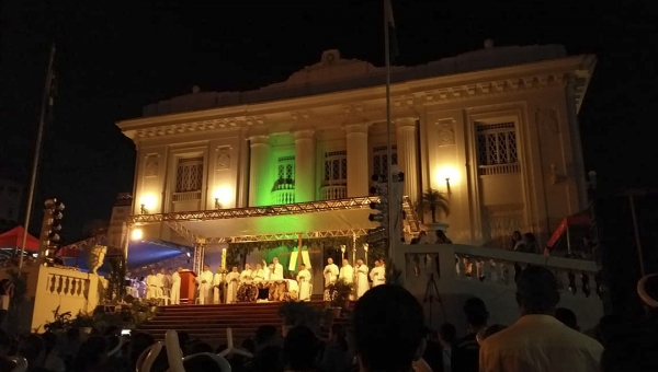 Alvorecer da Ressurreição reúne fiéis na frente do Palácio Rio Branco e marca abertura da Páscoa