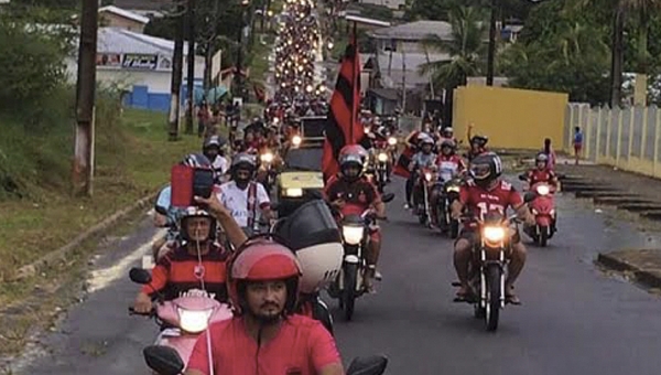 Centenas de flamenguistas saem às ruas de Cruzeiro do Sul em carreata após título do Flamengo sobre o Vasco 