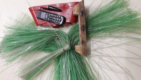 Em Sena, agentes penitenciários encontram celular dentro de vassoura que seria entregue a preso