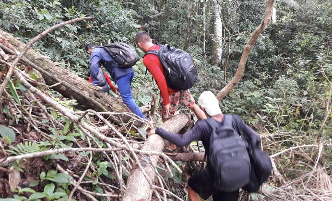 Seleção Portuvaltense de futebol atravessa a floresta a pé para jogar no município de Jordão 