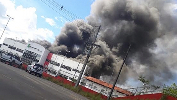 Predio do Ifac em Cruzeiro do Sul pega fogo e bombeiros tentam debelar as chamas