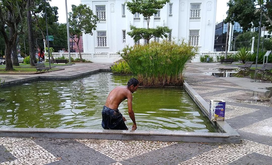 Homem toma banho na fonte atrás do Palácio Rio Branco e diz: "É de graça e bem geladinha"