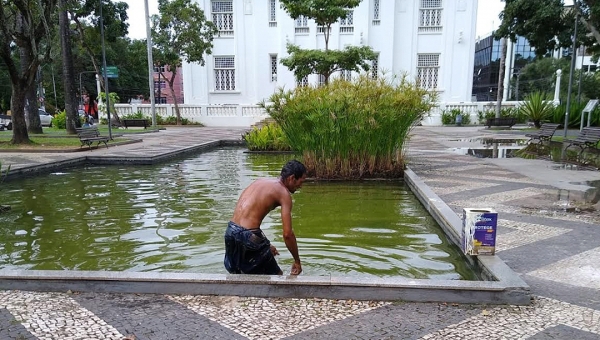 Homem toma banho na fonte atrás do Palácio Rio Branco e diz: "É de graça e bem geladinha"