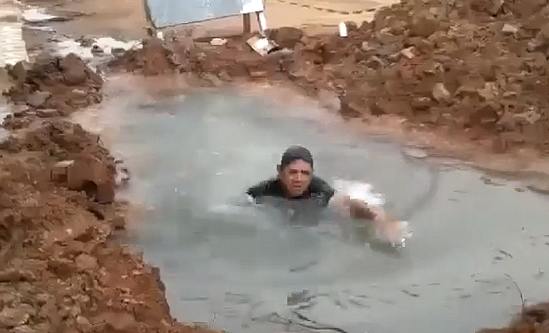 Ativista faz protesto em Feijó tomando banho em buraco: "Piscina no centro da cidade"