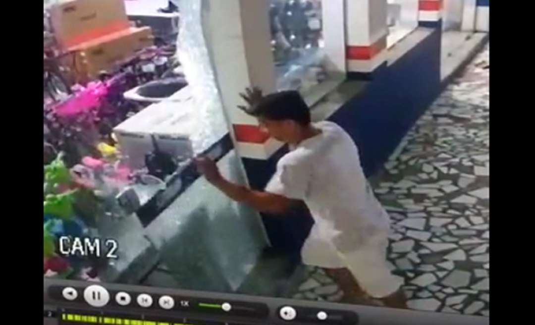 Ladrão observa movimento e de posse de um tijolo quebra vidro de loja e furta TV 