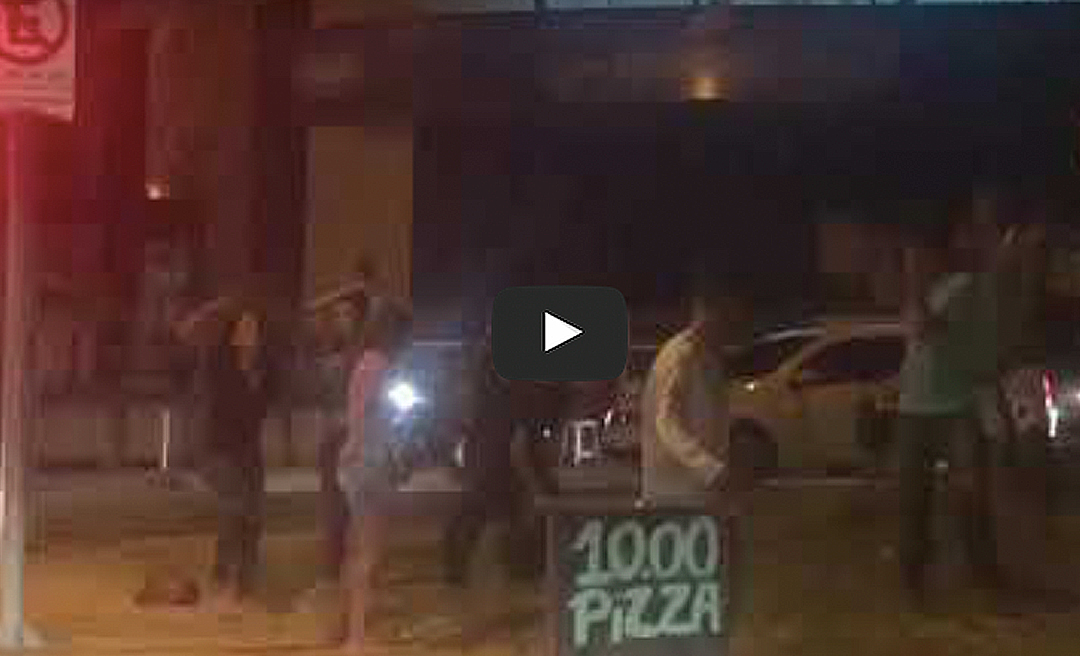 Ambulantes disputam território para a venda de pão e pizza no semáforo próximo a Agroboi 