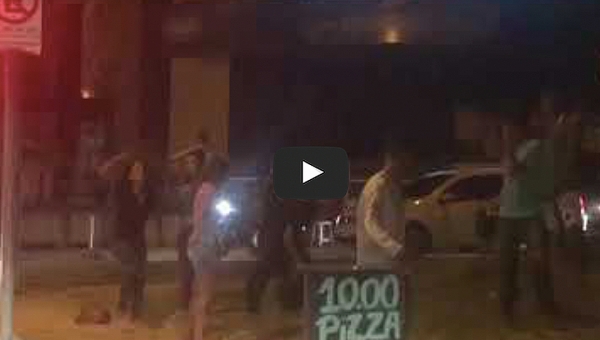 Ambulantes disputam território para a venda de pão e pizza no semáforo próximo a Agroboi 