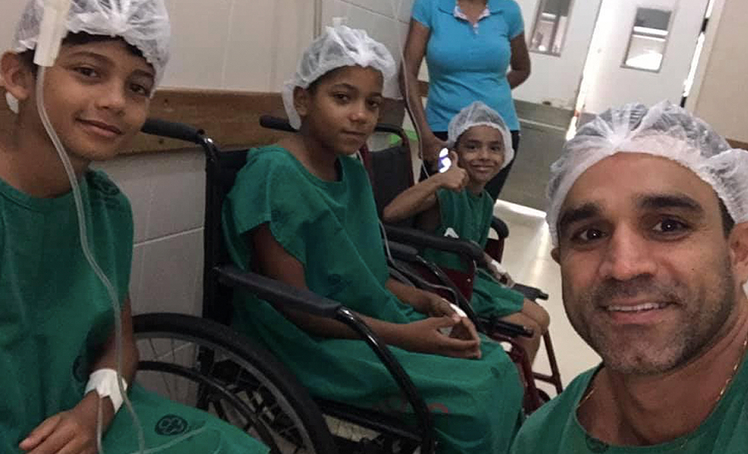 Médico posta foto ao lado de crianças cirurgiadas e se emociona ao falar da profissão