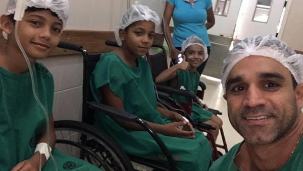 Médico posta foto ao lado de crianças cirurgiadas e se emociona ao falar da profissão