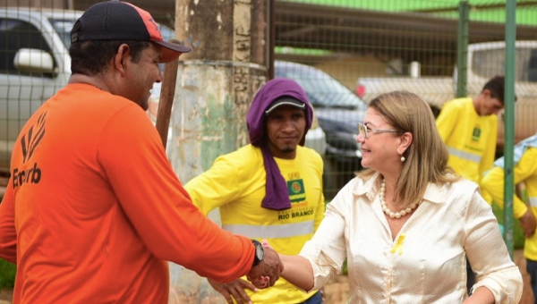 Prefeita em exercício de Rio Branco por um dia, Lene Petecão vistoria tapa-buraco e visita escolas