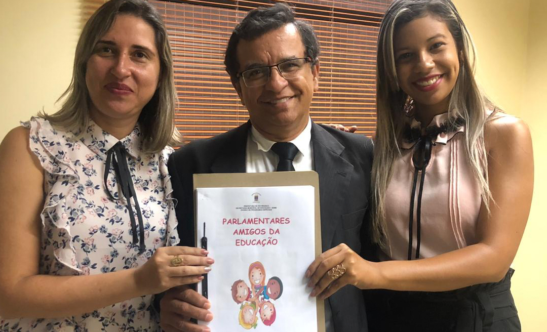 Educadores entregam projeto ‘Parlamentares Amigos da Educação’ a Luiz Gonzaga