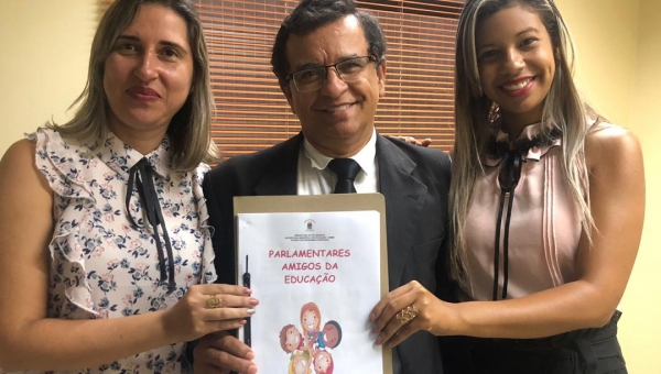 Educadores entregam projeto ‘Parlamentares Amigos da Educação’ a Luiz Gonzaga