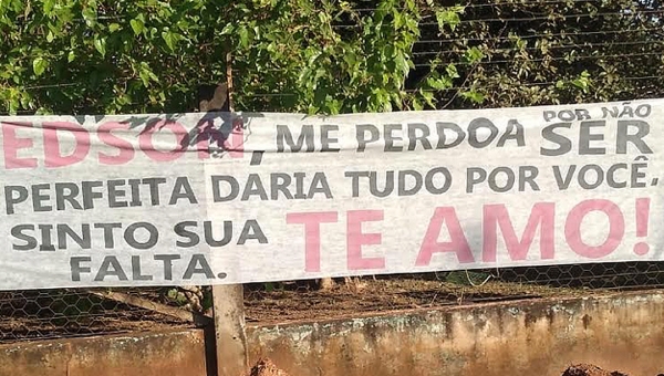 Mulher apaixonada pede perdão ao amado em faixa colocada na estrada do Amapá