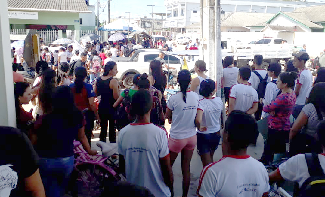 Em Tarauacá, alunos das escolas João Ribeiro e Djalma Batista protestam no núcleo de Educação por melhorias